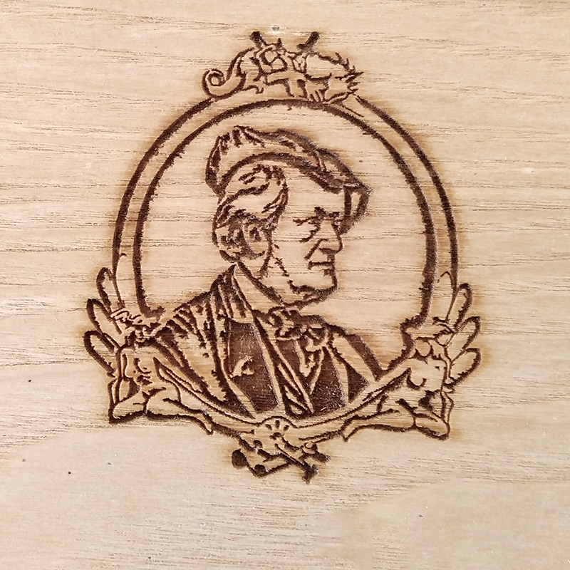 incisione laser logo su multistrato di legno